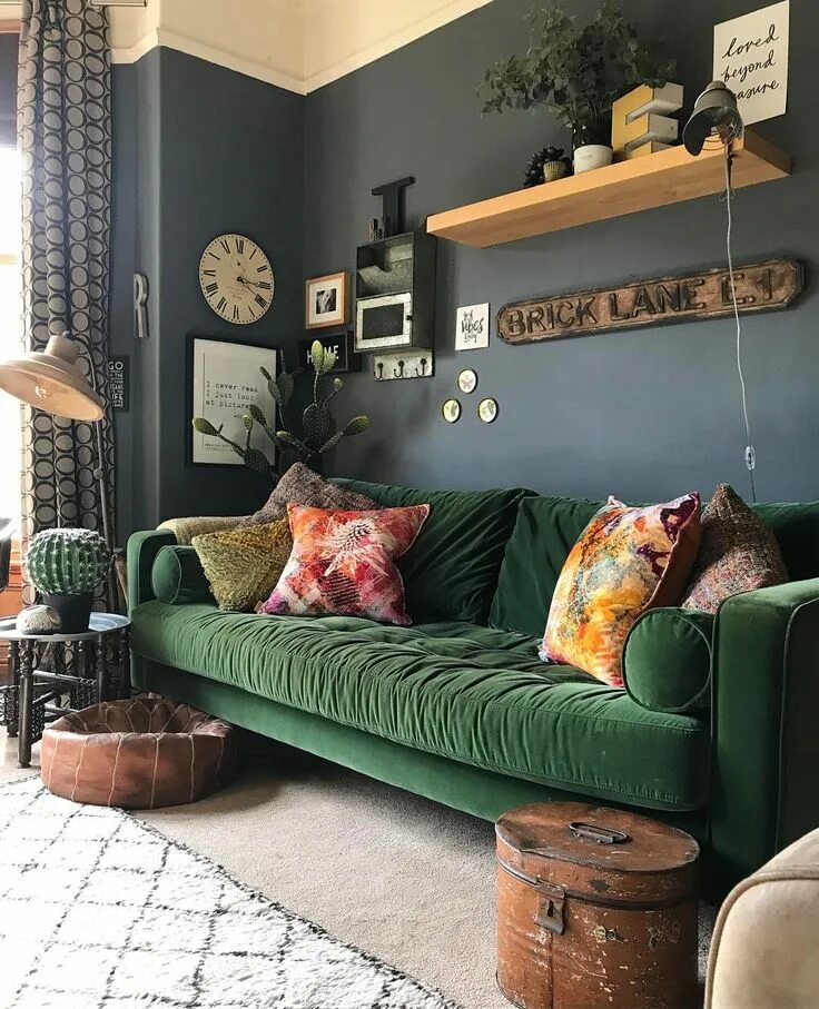 Фото съемных апартаментов. Тарелки на стену в коридор. 21 ideas. В стиле "фьюжн". Стильный интерьер спальни.