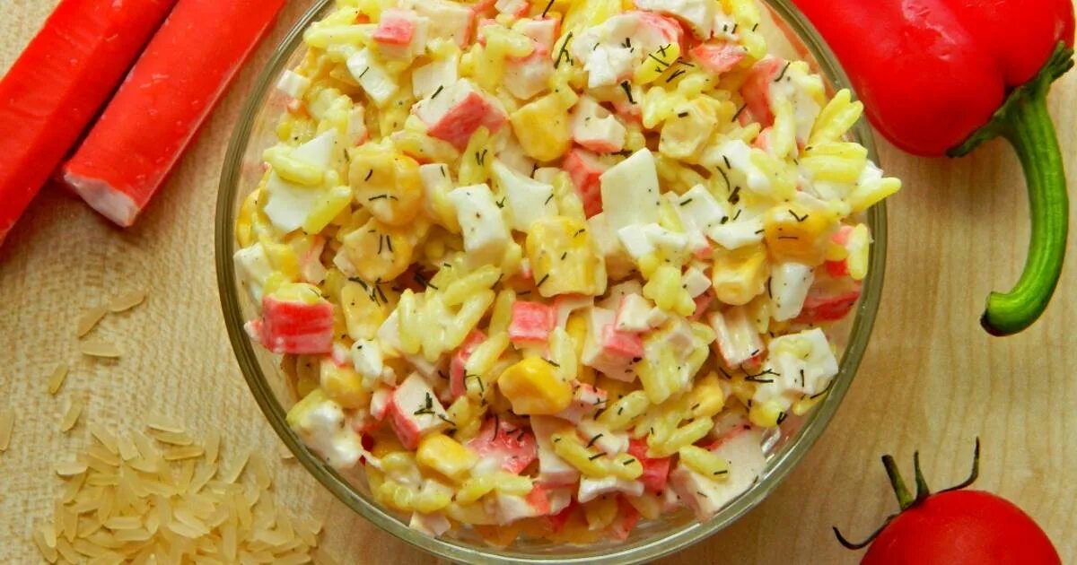Салат крабовые палочки с рисом калорийность. Салат с крабовыми палочками и рисом. салат из крабовых палочек с рисом. рис с крабовыми палочками. салат с крабовыми палочками и кукурузой и рисом.