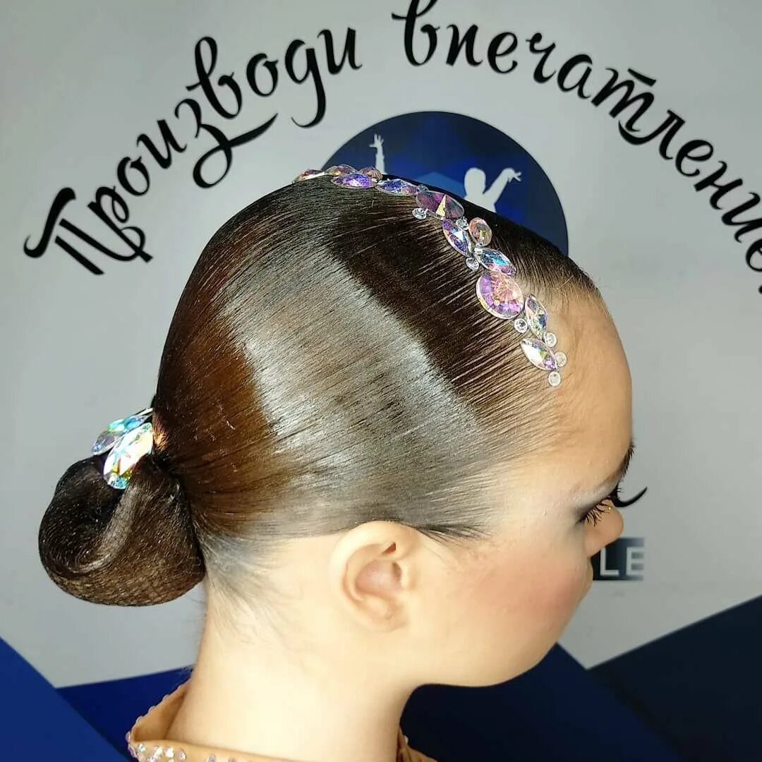 Как сделать прическу девочке для танцев. Прически для бальных танцев. пучок для бальных танцев. украшение для волос для бальных танцев. прически со стразами для бальных танцев.