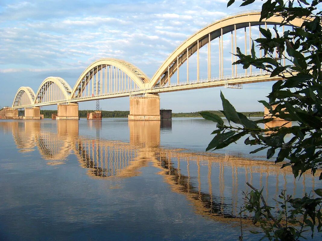 Мост через волгу. Железнодорожный мост Волга Кобостово. Саратовский Железнодорожный мост. Некоузский район мост через Волгу. Мост через реку Волга.
