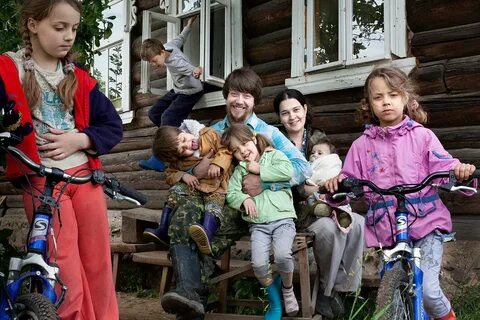 Большая семья в деревушке