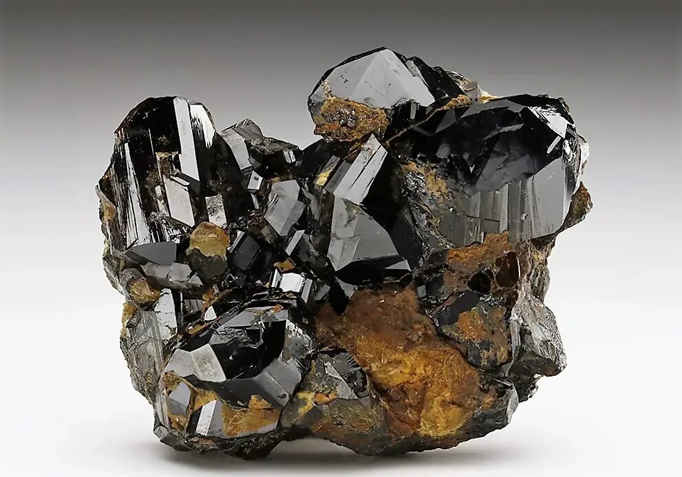 Полезные ископаемые оловянная руда. Оловянные руды полезные ископаемые. Касситерит оловянный камень. Касситерит оловянный камень. Олово полезное ископаемое.