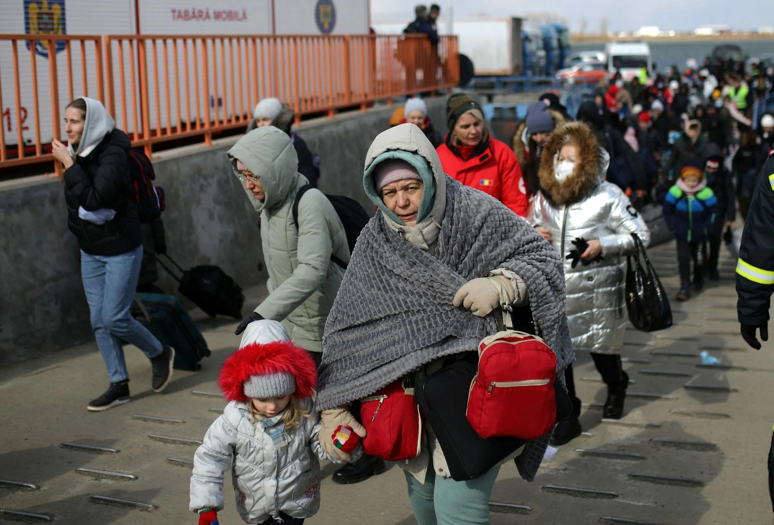 Беженцы с Украины. Беженцы с Украины в РФ. Русские беженцы. Беженцы и вынужденные переселенцы.
