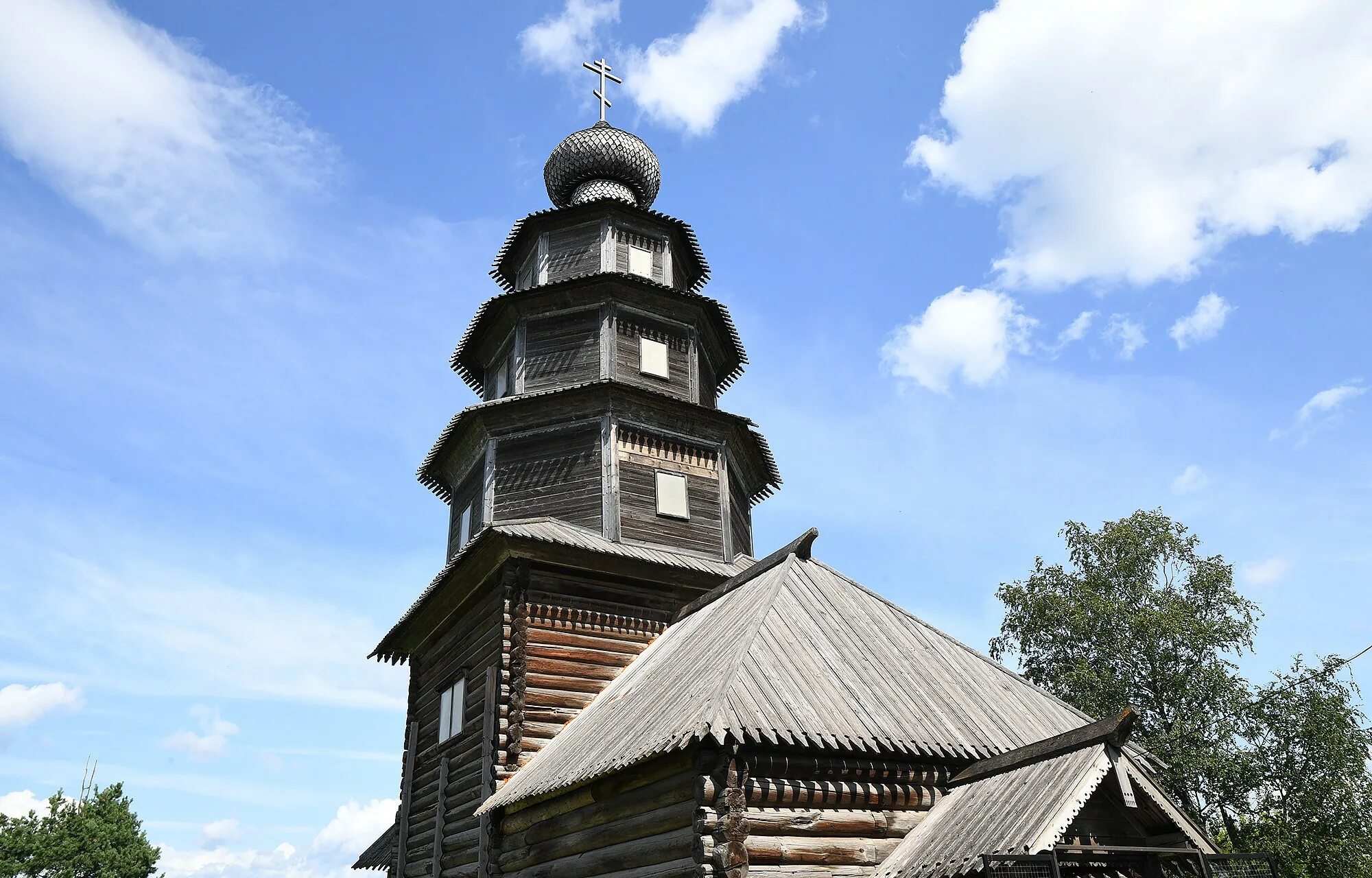 Тихвинская церковь торжок. Церковь без единого гвоздя торжок. Храм тихвинской иконы торжок. Торжок тихвинская церковь внутри. Храм тихвинской иконы торжок.