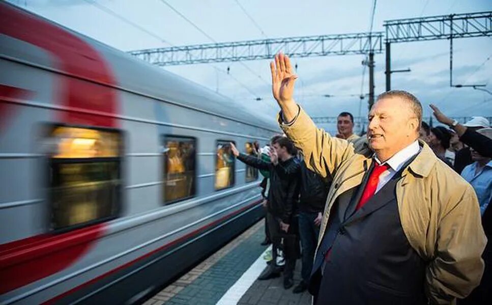 Махая на прощание. Люди на вокзале. Провожать поезд. Провожающие на вокзале.