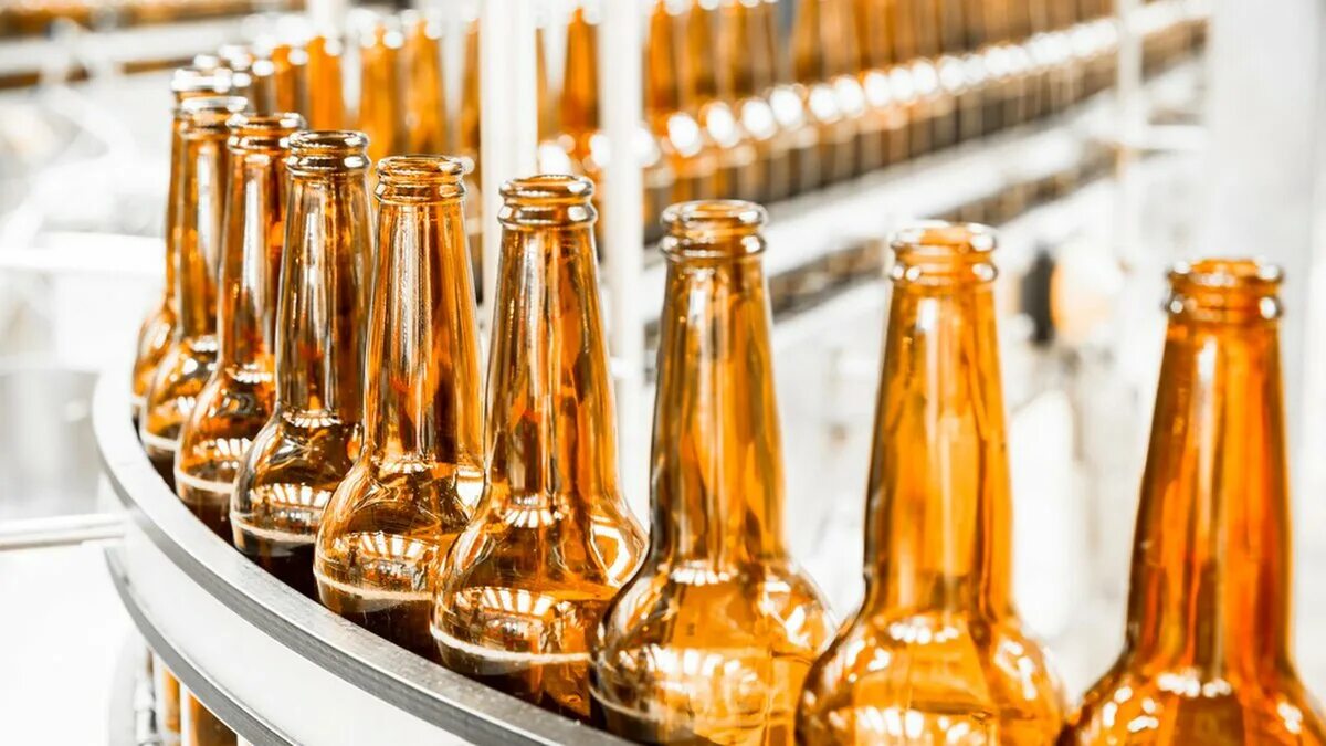 Где производится пиво. Пиво разливное в бутылках. Пивоваренная промышленность продукция. Пивной завод. Конвейер пива.
