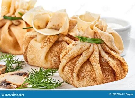 Заполненные блинчики с грибами и сметаной Стоковое Изображение - изображение нас