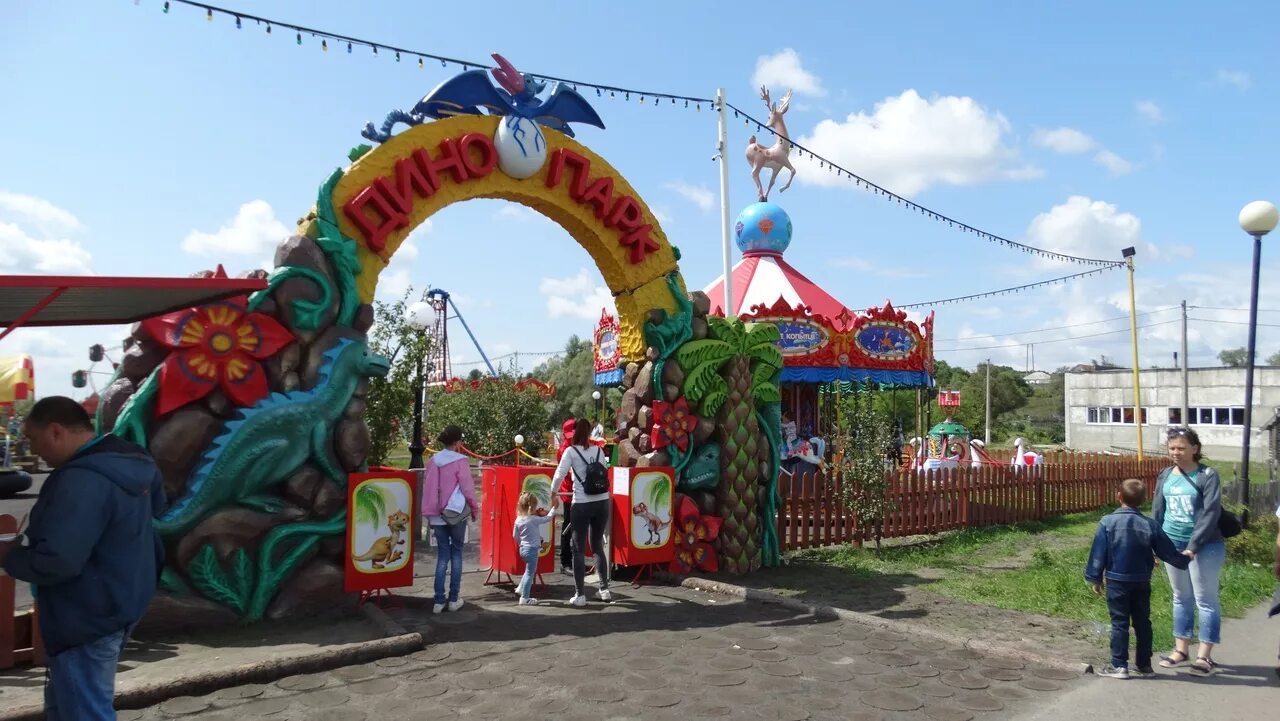 Старый Оскол парк аттракционов в зоопарке. Зоопарк старый Оскол аттракционы. Старый Оскол зоопарк карусели. Парк аттракционов, Хутор Чумаки.