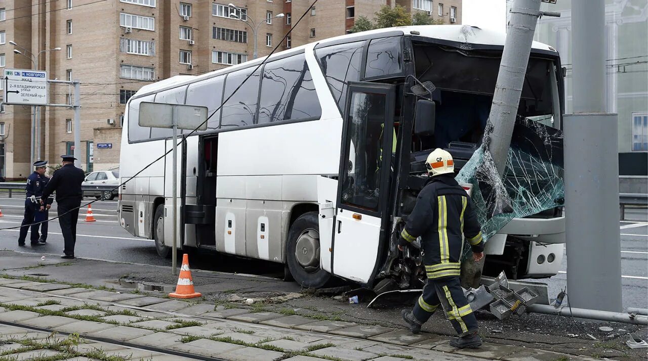 Авария экскурсионного автобуса. Автобус врезался в столб в Москве.