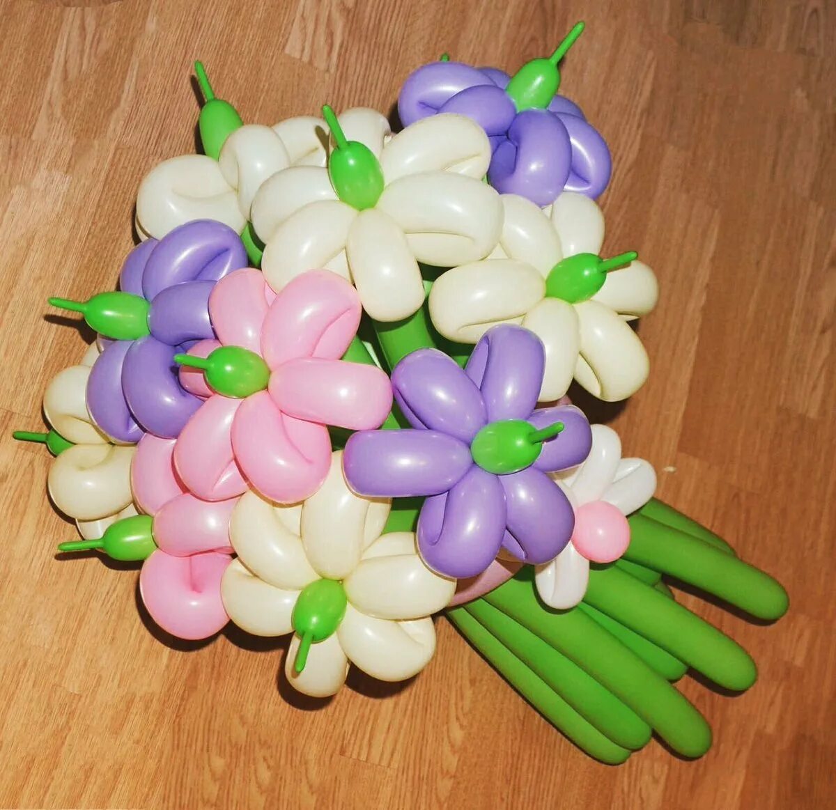 Цветы из шаров. Цветочки из шариков. Сцеты из шаров. Букет цветов из шариков.