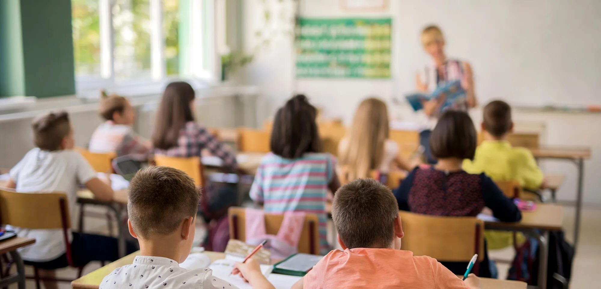 We in the classroom. Classroom для детей. размытый фон школьники. школа размыто. students in the classroom.