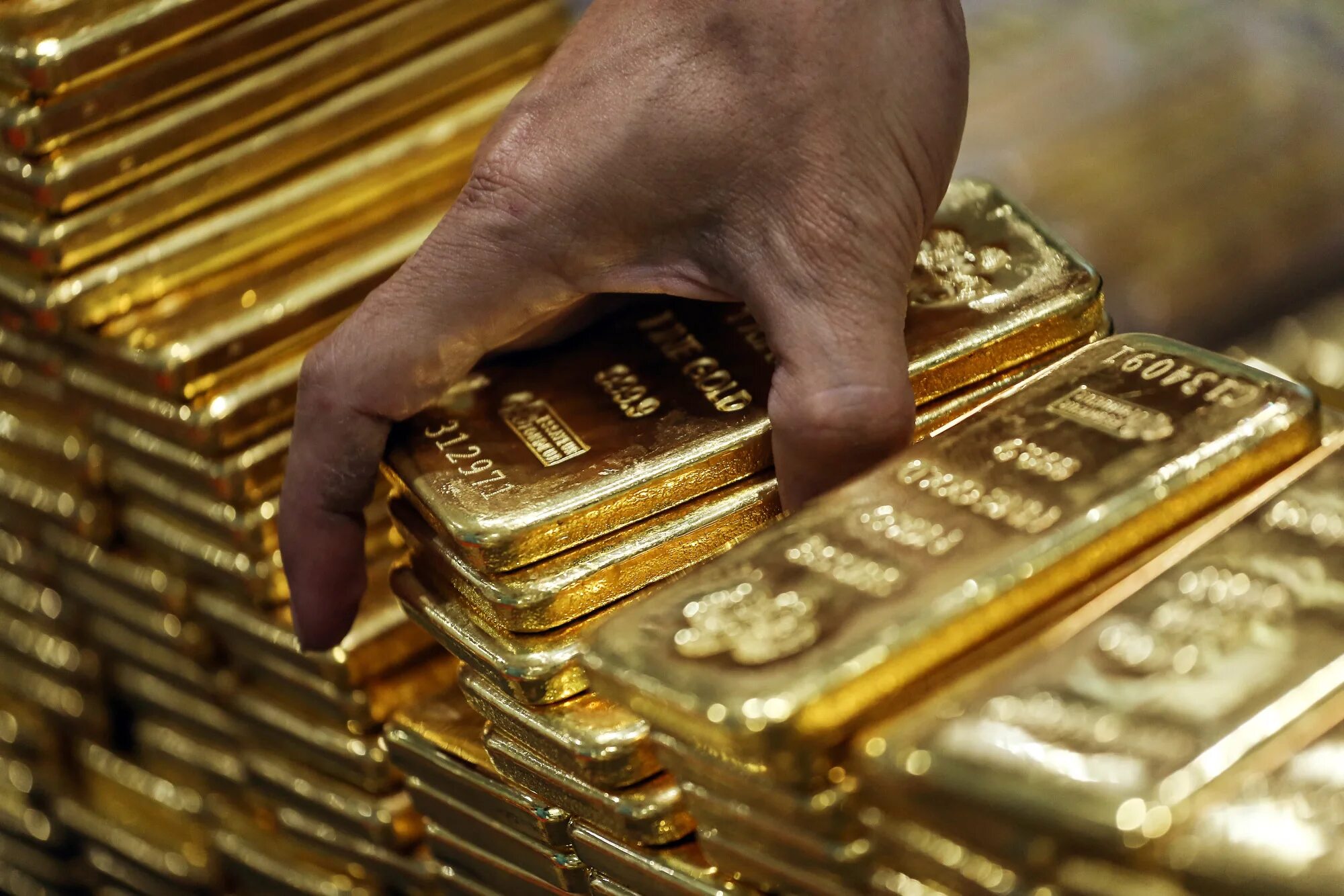 Gold is expensive. Золото в экономике. Gold bullion. Магнат золотой слиток. Символ золота на бирже.