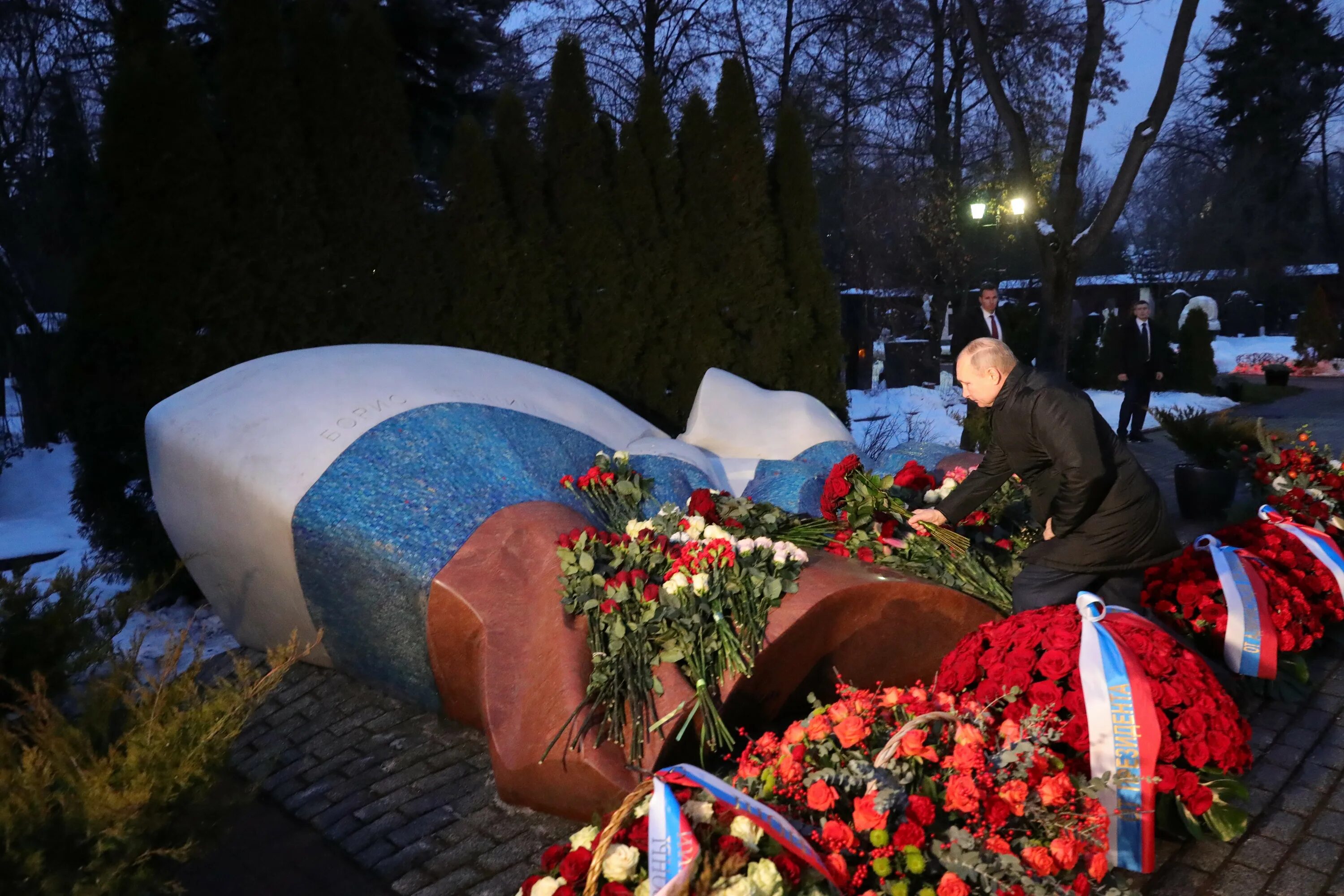 захоронение останков на мамаевом кургане. лапник драпировка могилы. драпировка могилы тканью и лапник. венки на возложение. иеродиакон ювеналий марущак.