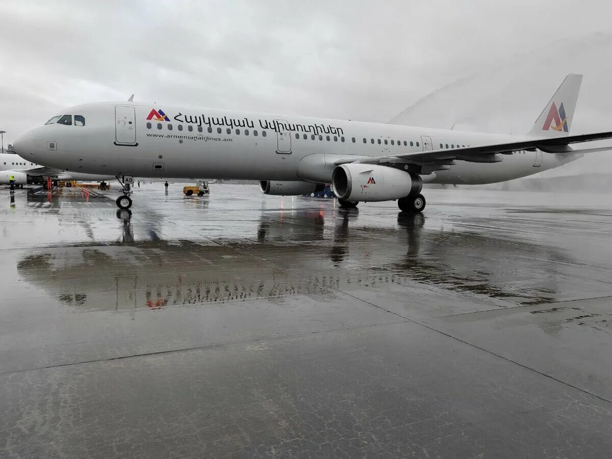 Armenia airlines. Armenian Airlines a321. Airbus a321 Armenian Airlines. Armenian Airlines самолеты. Армениан Эрлайнс.