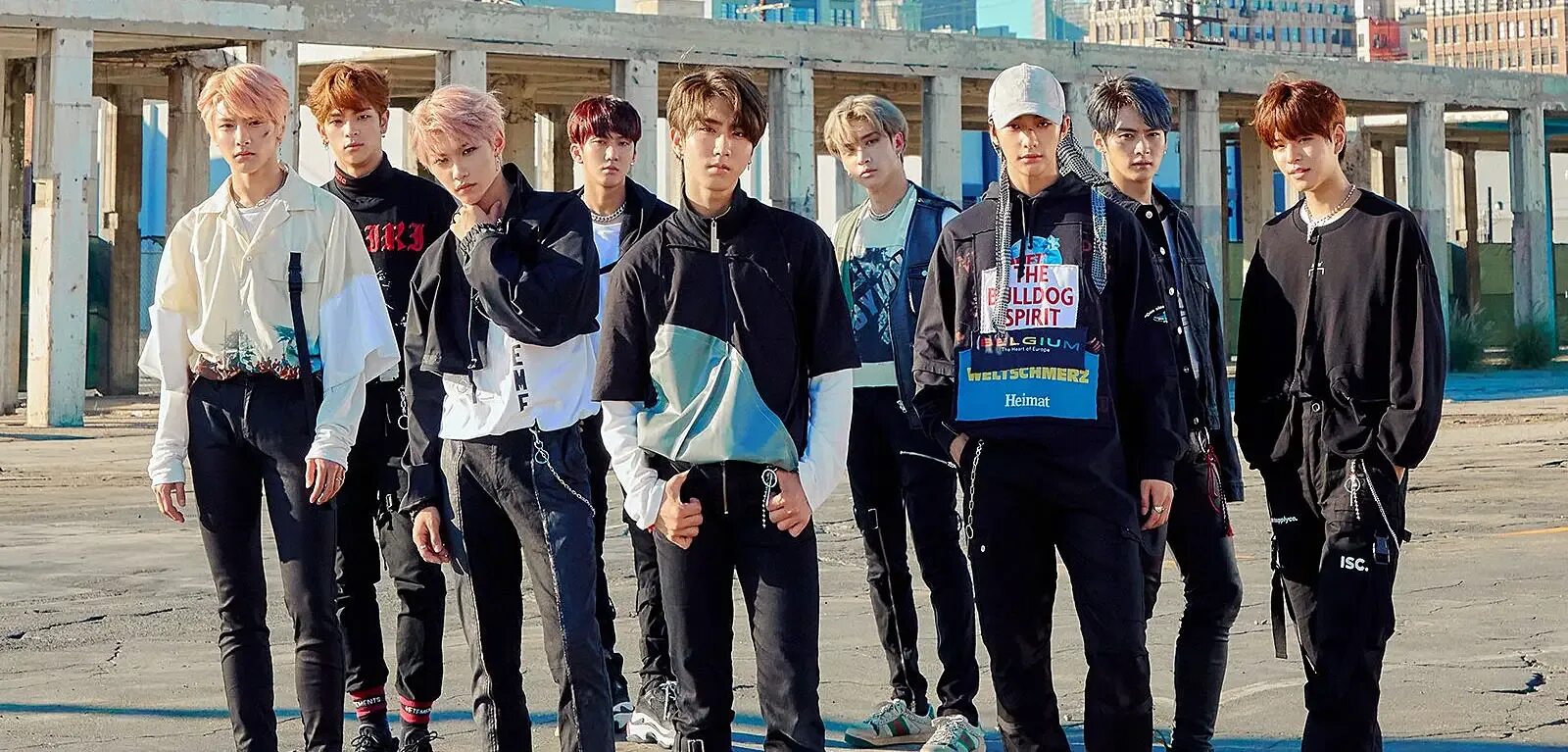 Stray kids ремиксы. Макияж stray kids. Язык stray. Stray kids domino. Группа stray kids 2022 maxident.