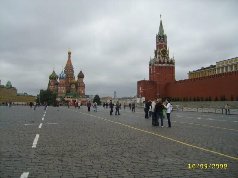 Московский следующий. Москва 2008 фото. Москва в 2008 году картинки. Красная площадь любительские фото. Красный мотоцикл на фоне красной площади.