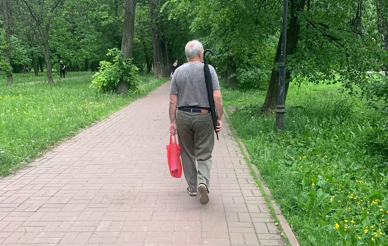 Украл и убежал. Пенсионер мужчина. Парень инвалид. Пенсионеры в России. Украла у пенсионерки.