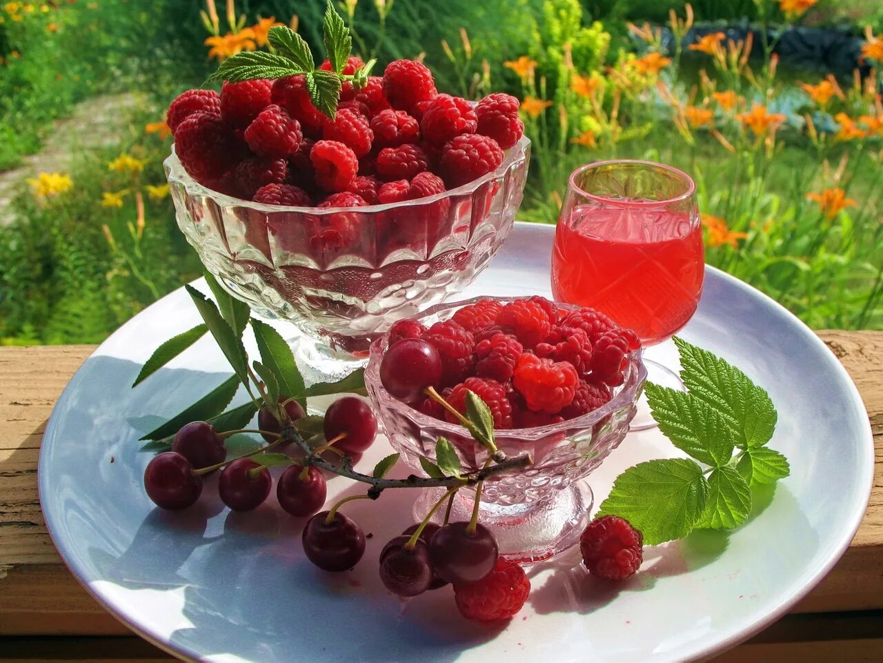 Хорошего дня фрукты. Лето ягоды. Доброе утро лето ягоды. Хорошего летнего настроения. Лето фрукты ягоды.