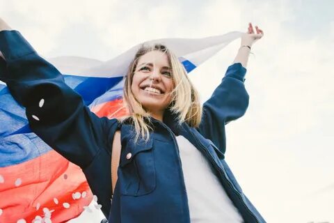 Женщина с российским флагом