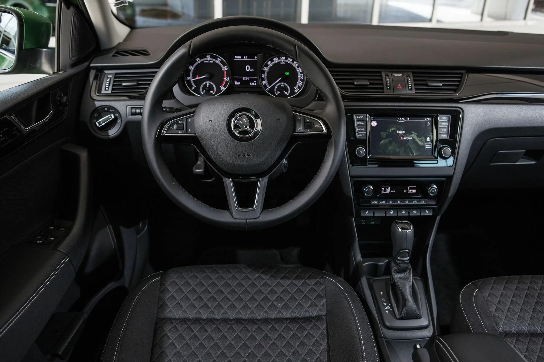 Шкода рапид 2019 автомат. Шкода рапид 2019 салон. škoda rapid 2017 салон. панель шкода рапид 2025. skoda rapid 2015 салон.