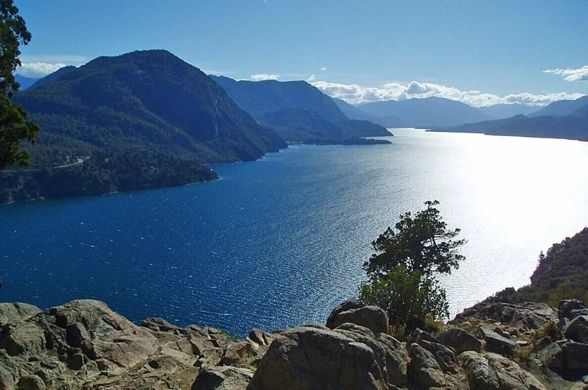 The world deepest lake is lake. Озеро Лакар Аргентина. Аргентина СЕНМАРТИН озеро.