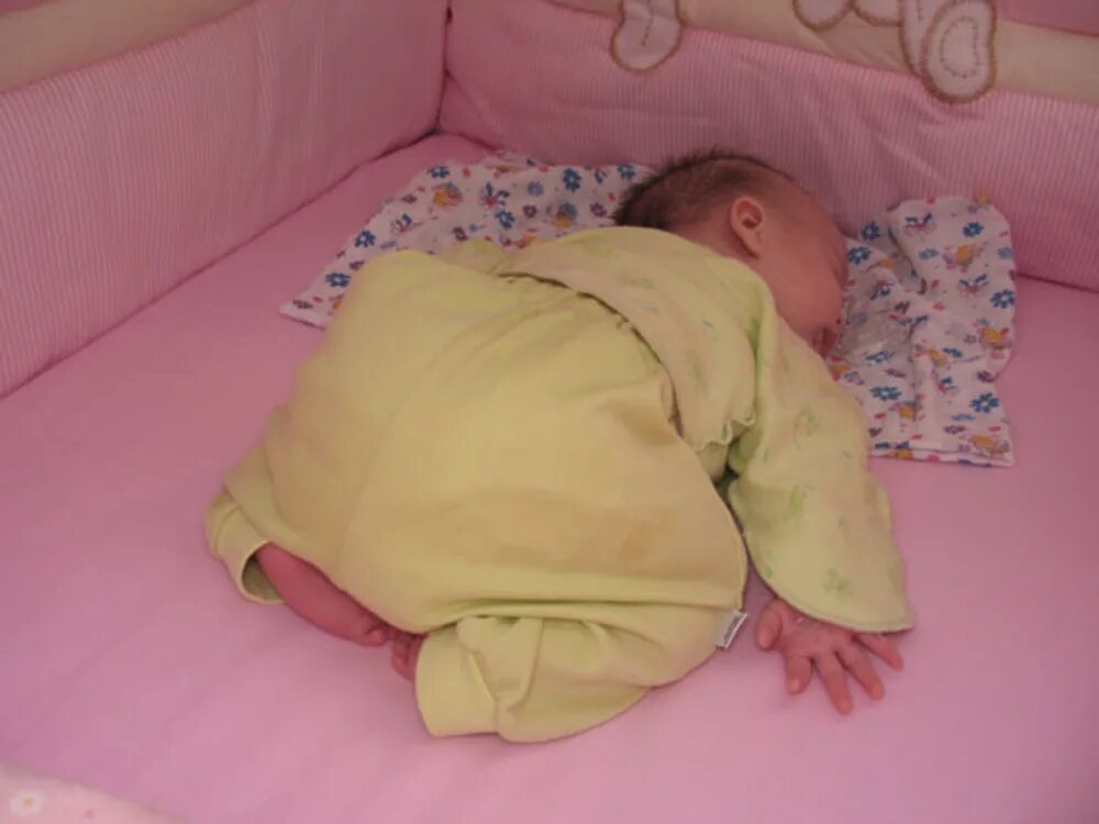 Позы для сна новорожденного. Позы для сна грудничка. Ребенок 3 месяца лежит на животе