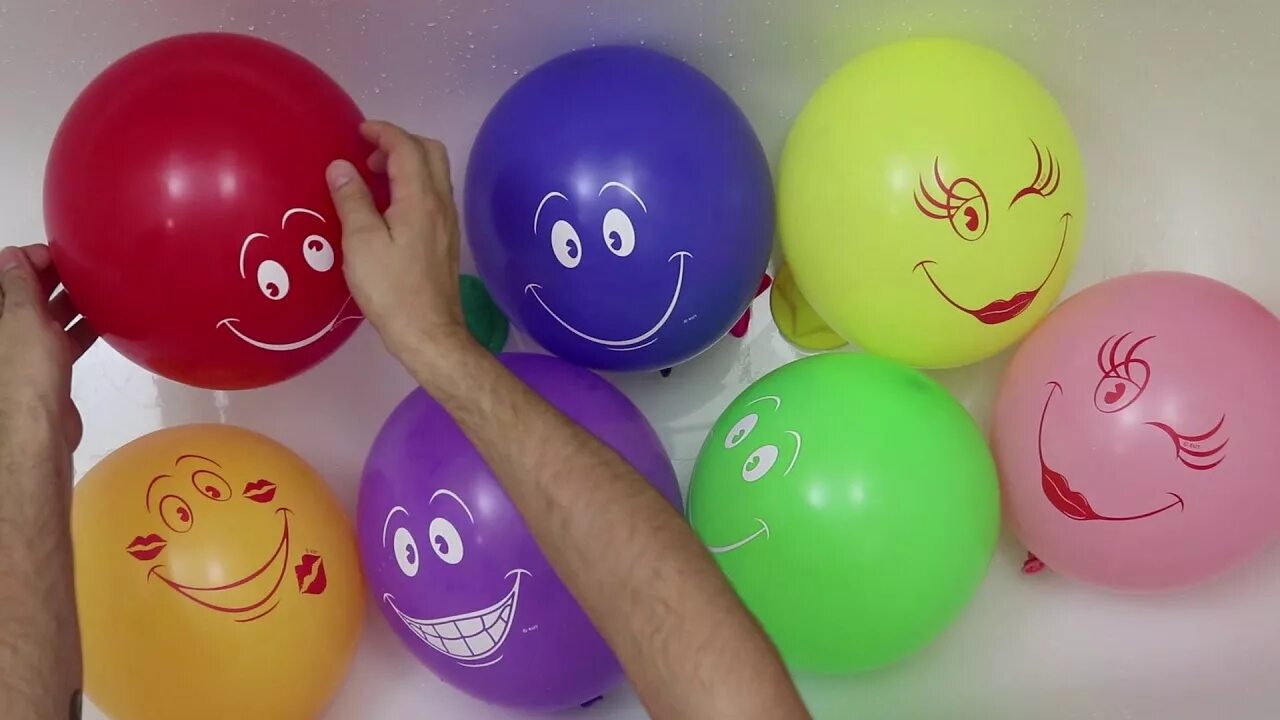 Лопать воздушные шарики. Лопаем шарики Капитошка. Изучаем цвета для малышей с шариками. Дети с шариками.