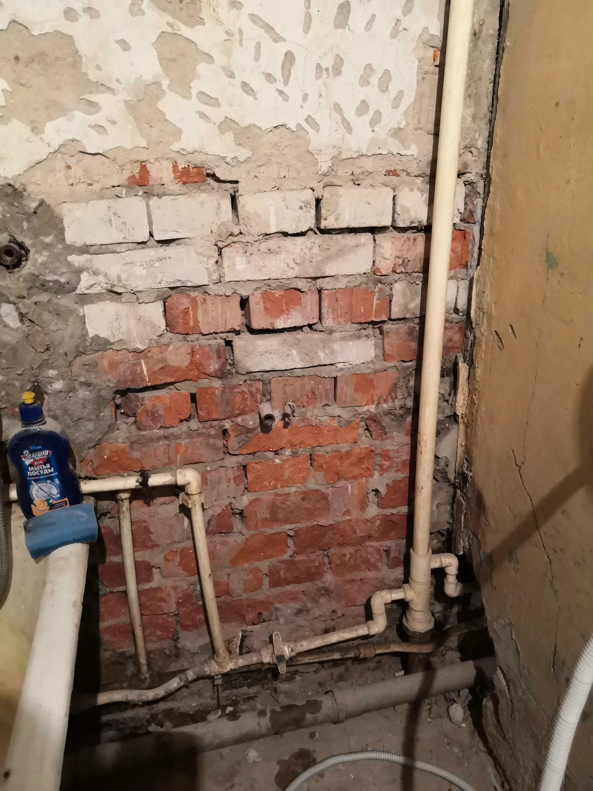 Перенос газовой колонки. Перевесить газовый котел в квартире. Настенный котел на кухне. Перенос газовой трубы в квартире. Перенос колонки в квартире.