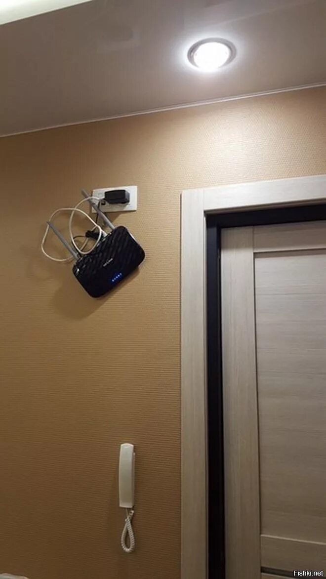 Роутер над дверью. Роутер в интерьере. Роутер над дверью. Роутер над дверью. Роутер над входной дверью в квартире.