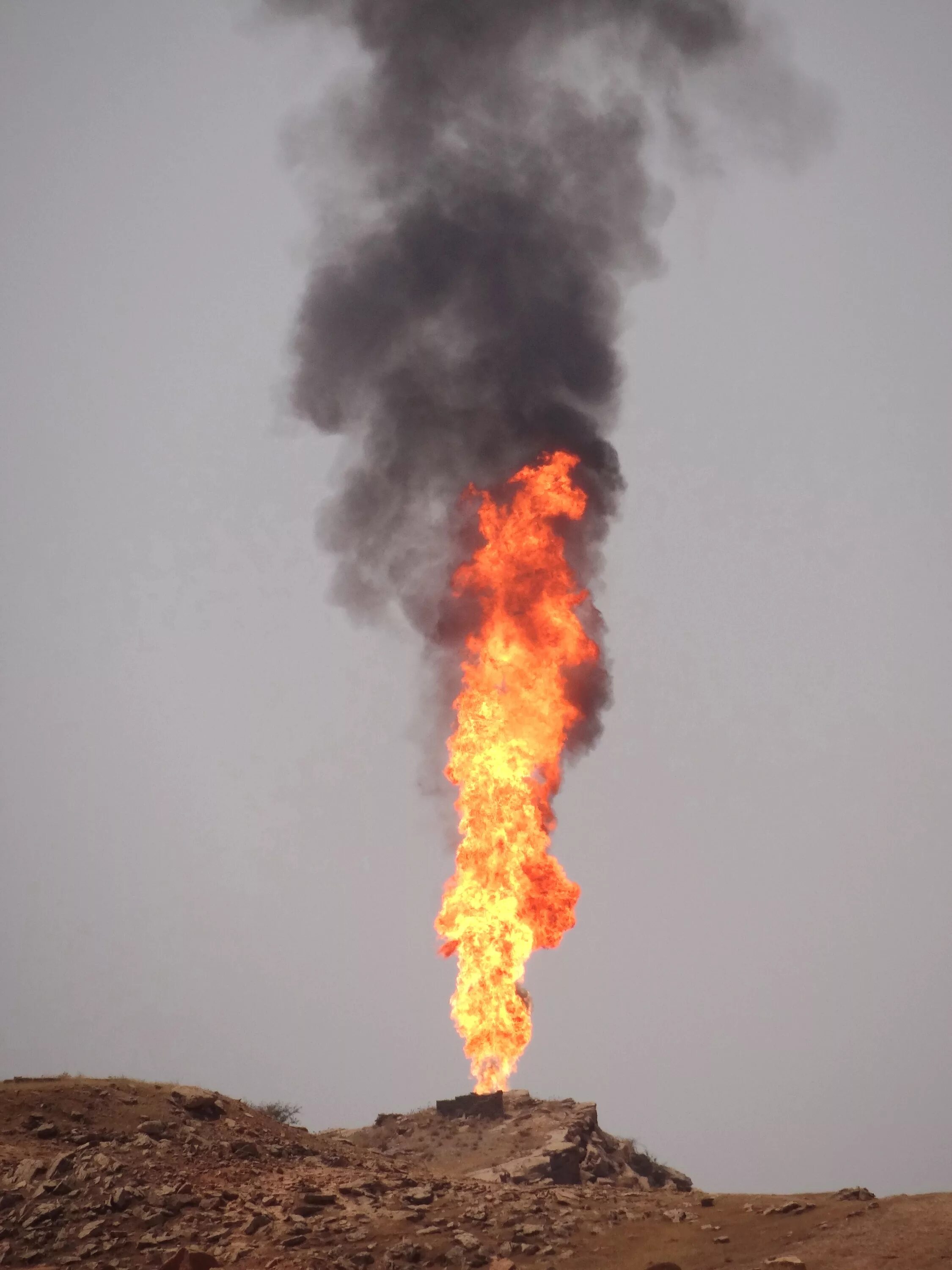 Газовый факел урта-Булак. Факел горящего газа. Газовые факела Сибири. Горящий факел газа из земли.