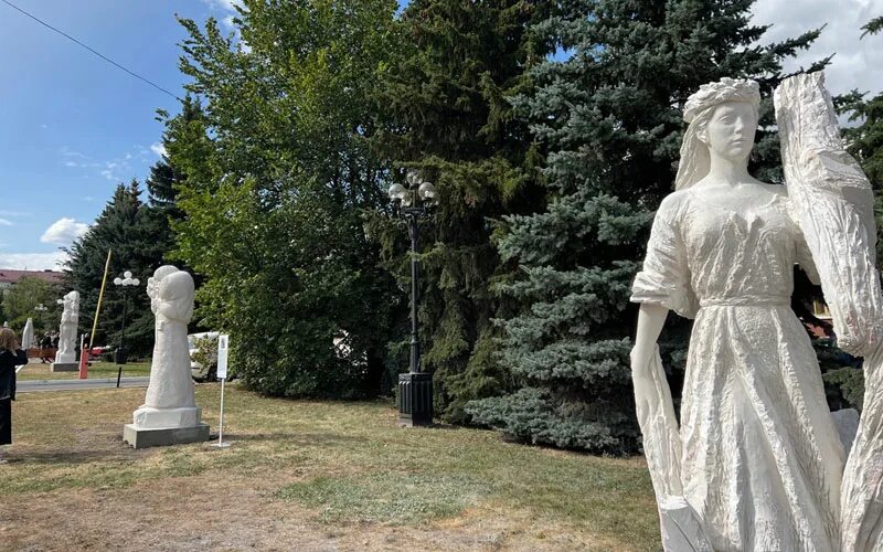 У музея изо саранск скульптуры. Чистые пруды пенза статуи. Саранск статуи и памятники. Чистые пруды пенза парк скульптур. Парк скульптур саранск.