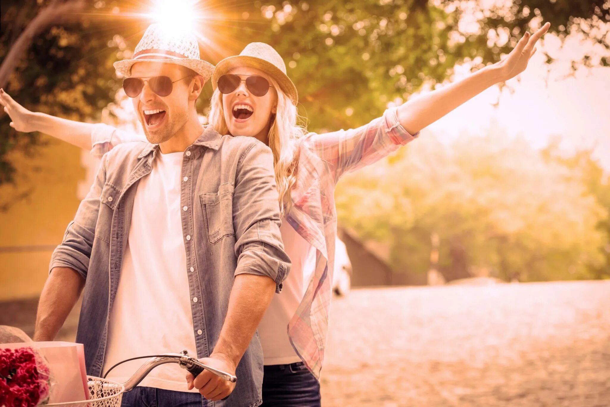 Мужчина и женщина радость. Парень и девушка в солнцезащитных очках. Парень девушка счастье. How to get back together with your ex boyfriend. Керем зейнеп страсть.