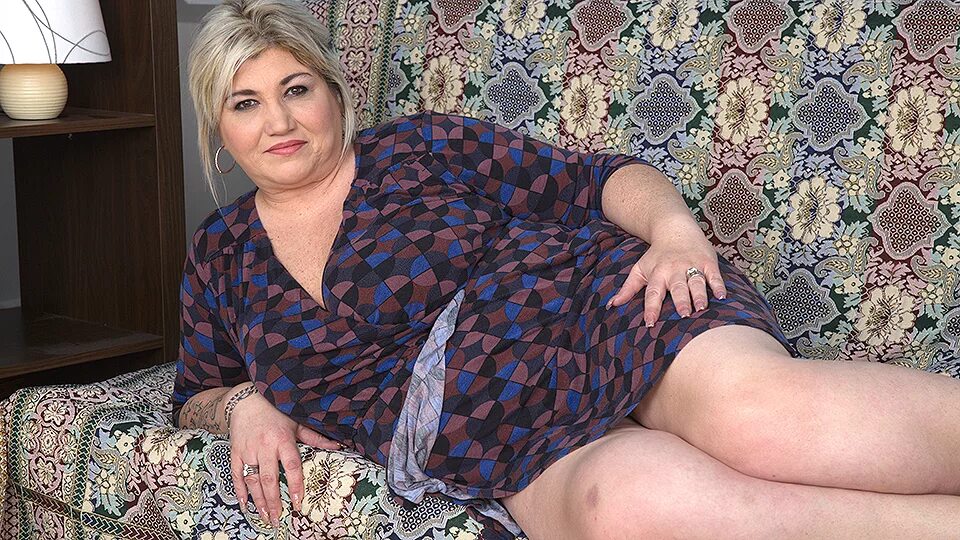Chubby old mom. Женщины 50 лет в теле. Пожилая женщина сток. Sarah rae vargas. Пожилые дамы в бюстгальтерах.