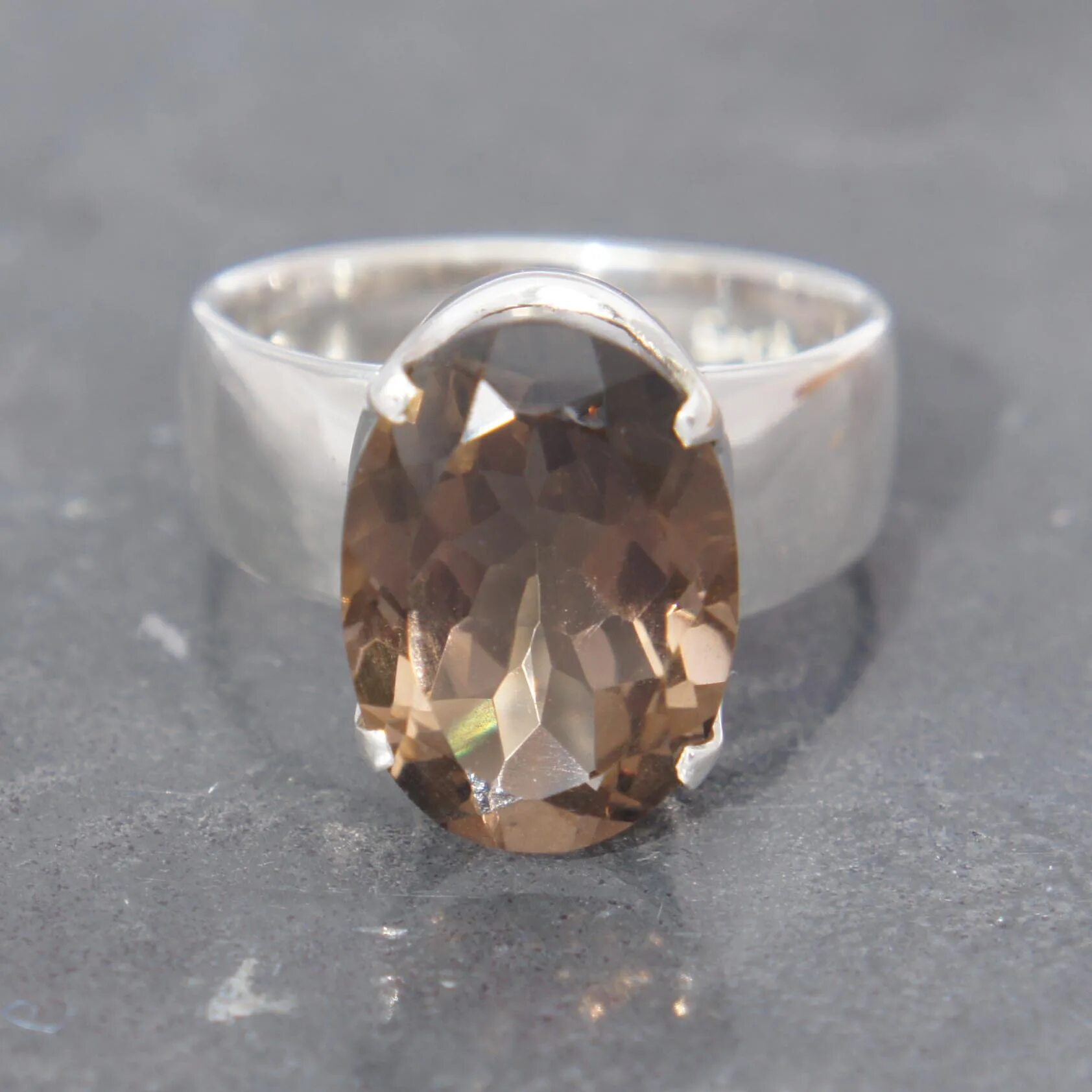 Раухтопаз минерал. Коричневый топаз камень. Раухтопаз Кристалл. Smoky Quartz Ring.