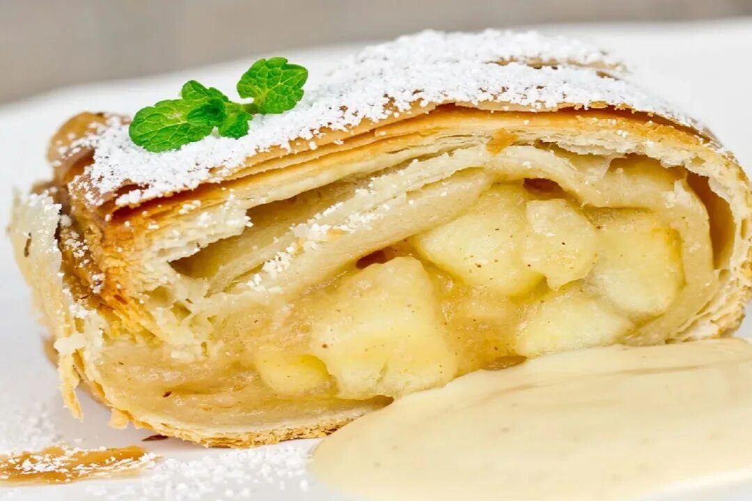 Рецепт штрудель с грушей из слоеного теста. Яблочный штрудель (apfelstrudel). венский апфельштрудель. венский штрудель классический. яблочно грушевый штрудель.