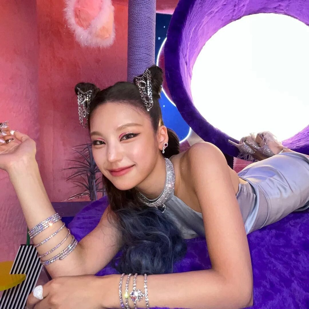 Itzy mirror. Itzy yeji loco. yeji loco kitty. yeji из itzy loco. itzy yeji feet.