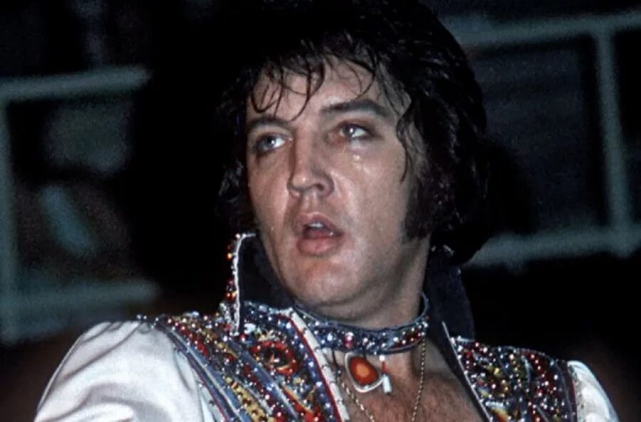 элвис пресли причина. элвис пресли смерть. элвис пресли в 42 года. элвис пресли перед 1977. элвис пресли перед смертью.