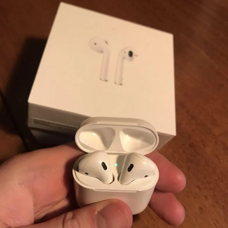 Наушники Apple AIRPODS 2 В руках. Air pods 2 в руках. AIRPODS 2 коробка в руках. Аирподс2 в руке. Коробка наушников airpods