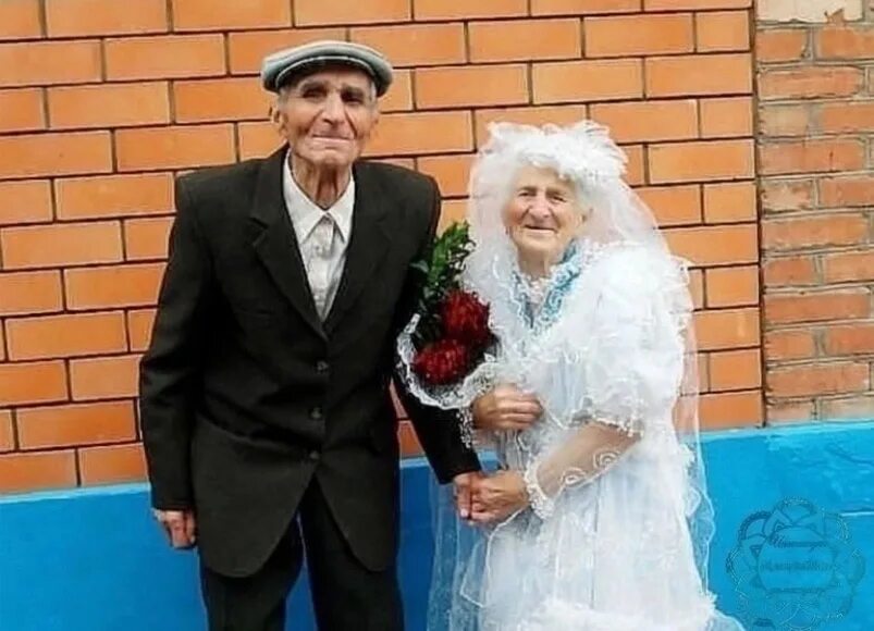 Сколько старухи живут. Старые жених и невеста. Бабка в свадебном платье. Старая женщина в свадебном платье. Старуха в свадебном платье.