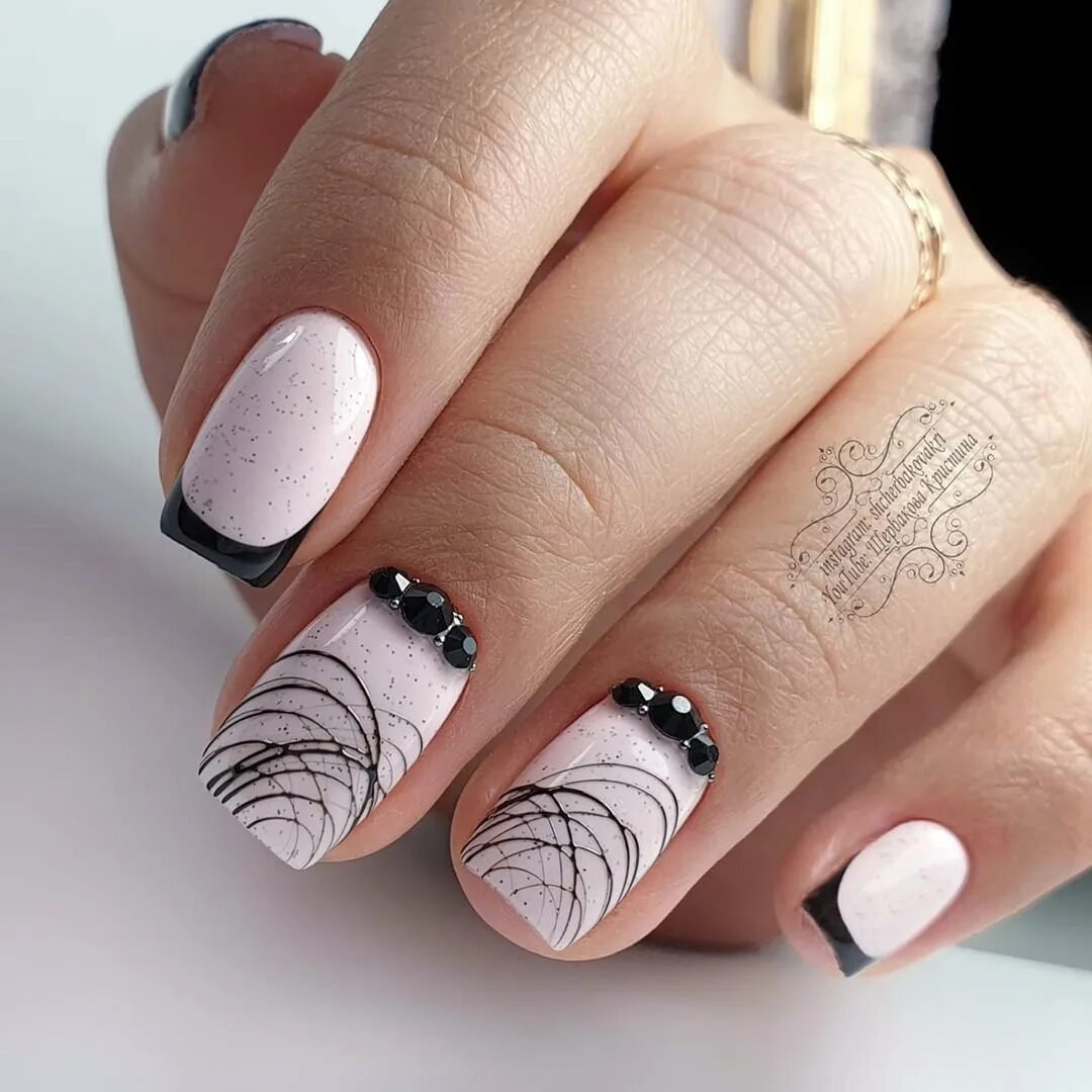 Маникюр с паутинкой на короткие ногти. Маникюр на короткие ногти с паутинкой. Маникюр с серым цветом. Маникюр с паутинкой. Маникюр на короткие ногти с паутинкой.