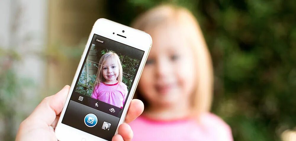 Можно ли ребенку айфон. Как красиво фотографировать детей на телефон. Iphone 13. Фото фотографирующих телефоном людей детей. Фото с найденных телефонов.