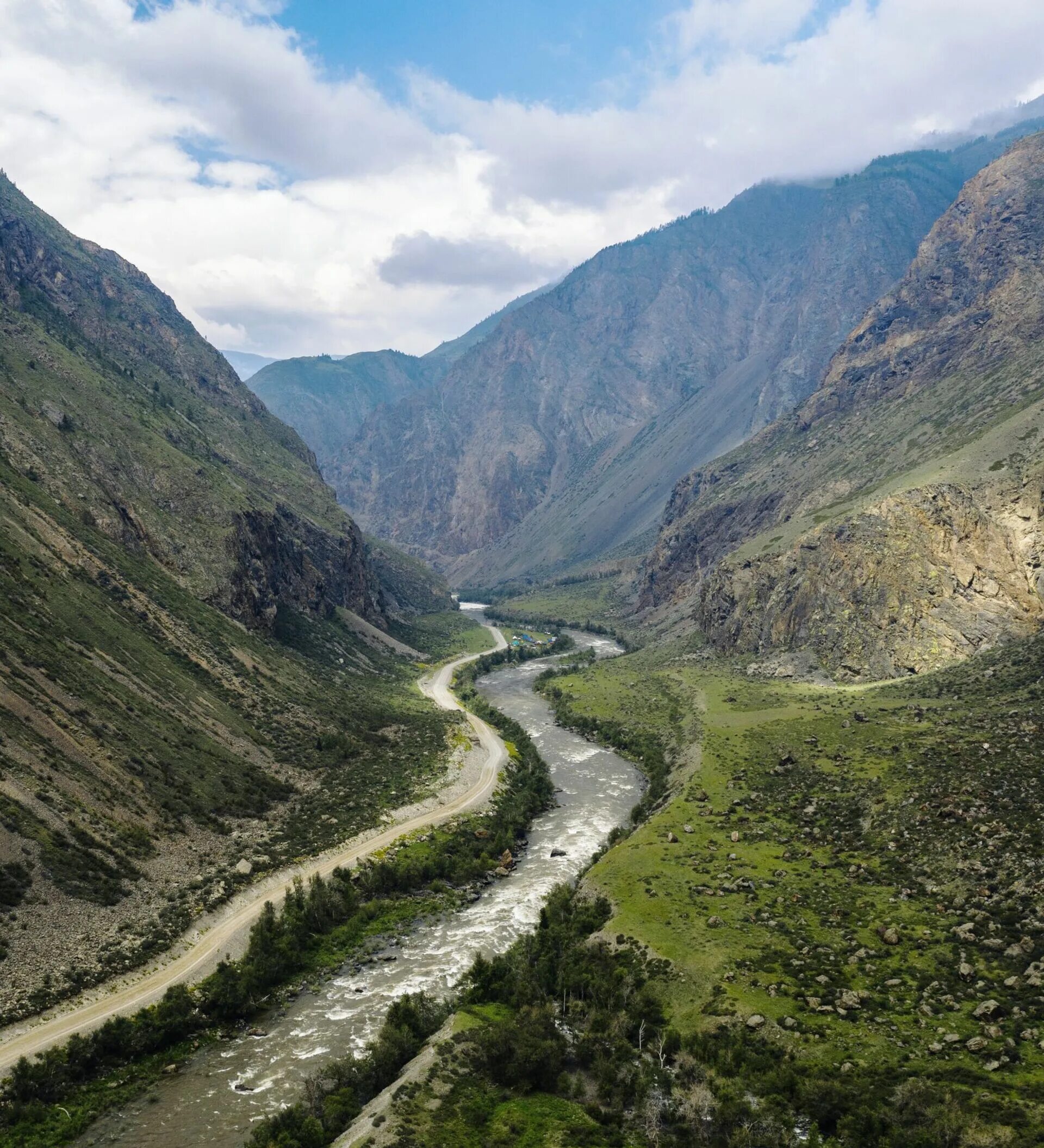 Долина реки. Река Чулышман Алтай туристы. Кемпинг в долине реки Чулышман. Долины России.
