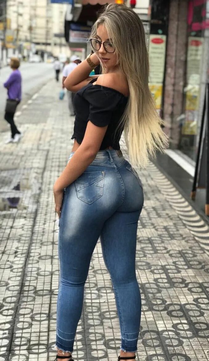 Девушку с большими попами стрингами. Летиция Лонгати в джинсах ass. Большие красивые попы в джинсах. Шикарные ягодицы в джинсах.
