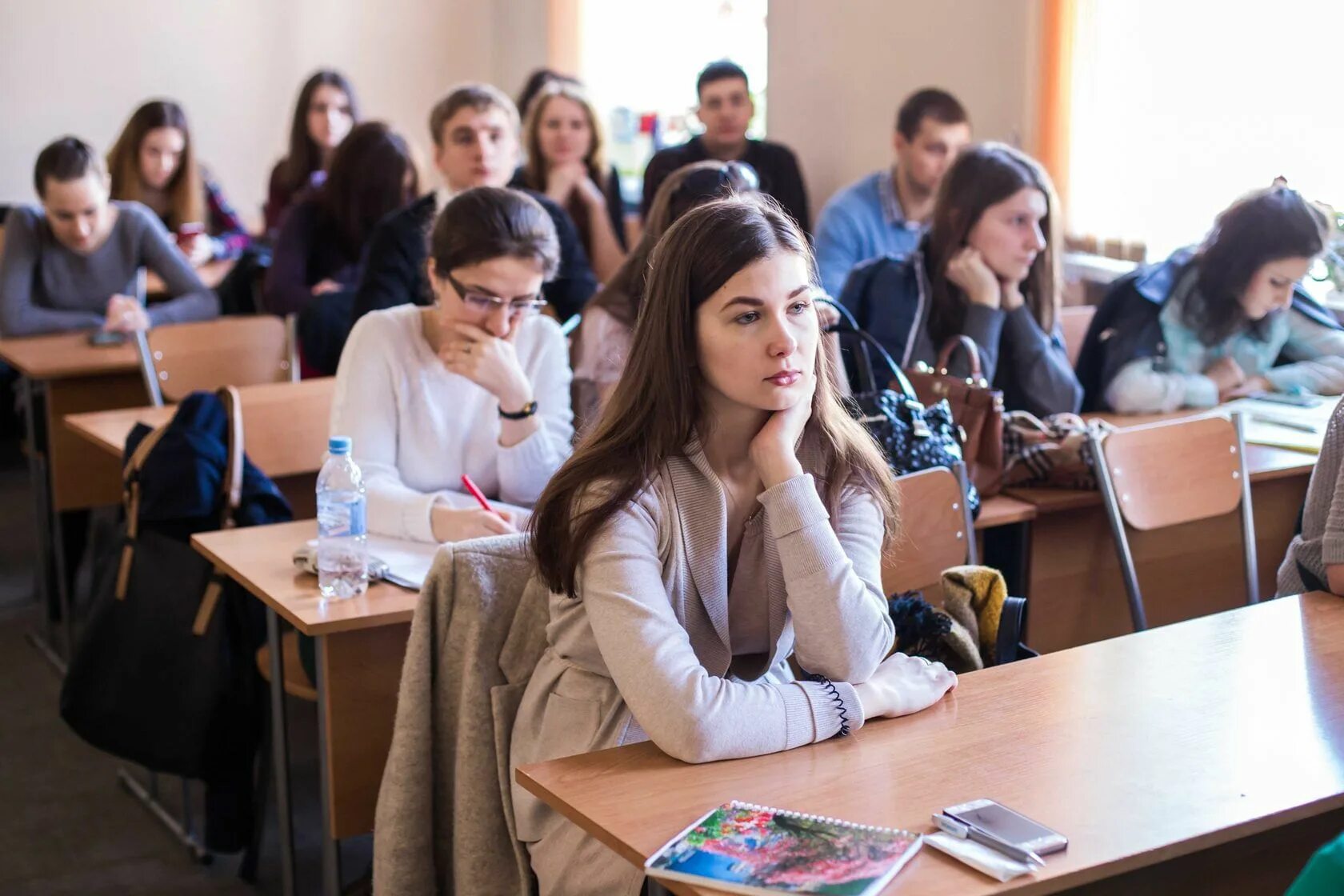 Читаю лекции в университете. Лекция в университете. лекция в колледже. учеба в колледже. студенты на лекции.