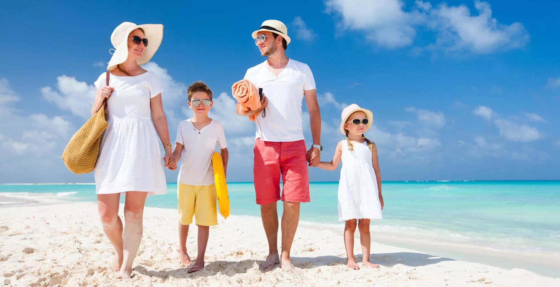 Туры на 7 человек. Лето пляж. Путешествие. Люди на пляже. Семья на море для рекламы.