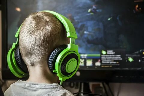 Играть в наушниках