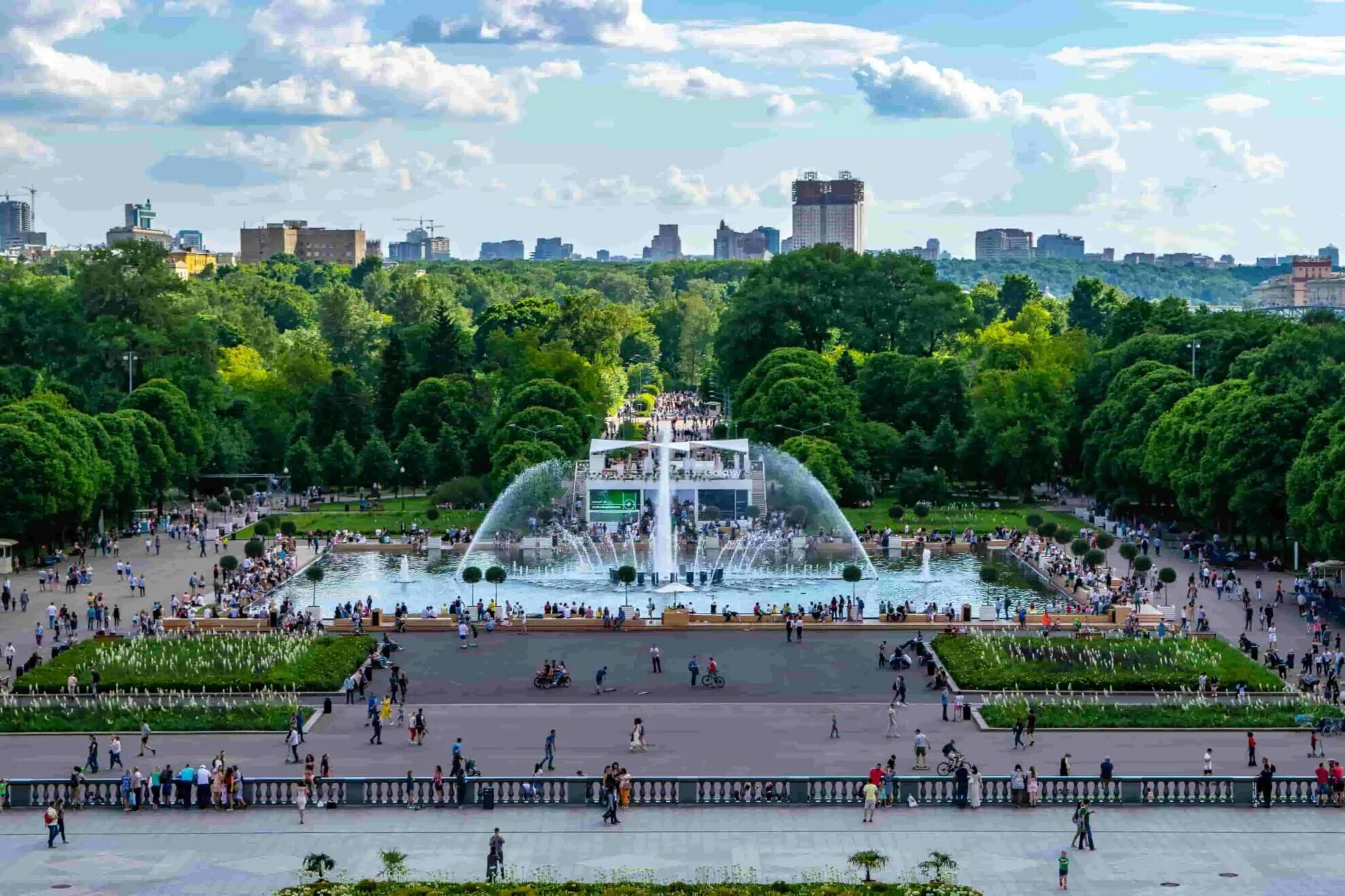 Park in. Парк Горького Москва сверху. Центральный парк им Горького Москва. Парк Горького фонтан вид сверху Москва. Gorky Park Moscow вид сверху.