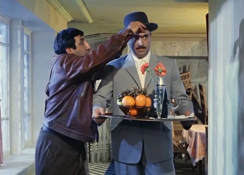 Поздравление из кинофильмов. Застолье в советских фильмах. Поздравление из кинофильмов. Леонардо ди каприо с бокалом. Джулс криминальное чтиво.