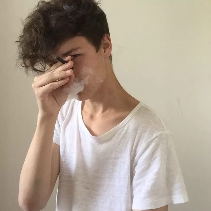 Парни с закрытыми лицами. Peter pettigrew aesthetic. Пацан закрывает лицо. Пацан с закрытом лицом. Парень прикрывает лицо.