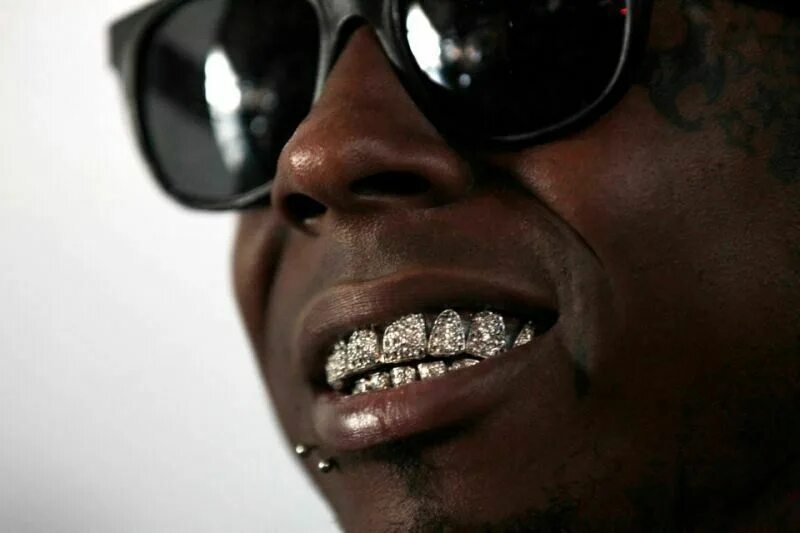 Как называются зубы у рэперов. Грилзы lil wayne. asap rocky гриллзы. lil wayne grillz. lil wayne зубы.